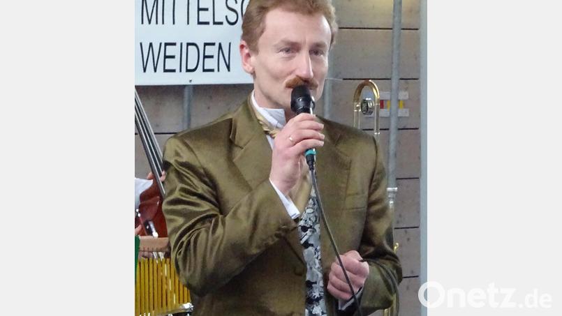 Andrij Jaskiv bei einem Konzert in der Max-Reger-Schule in Weiden. Bild: Andrij Jaskiv/exb
