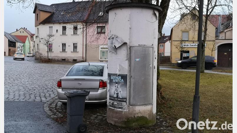 Den Zustand einer Litfaßsäule am Johannisplatz in Mitterteich kritisierte Heribert Hegen (Wählergemeinschaft Zukunft) im Stadtrat. Bild: lnz