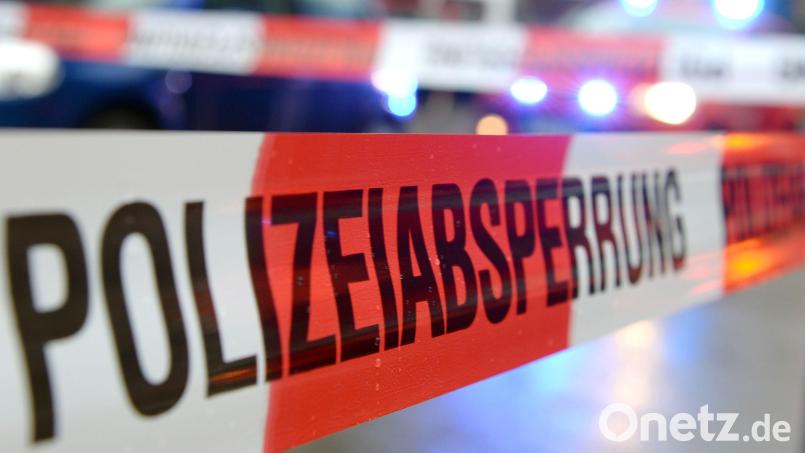 Ein Flatterband mit der Aufschrift „Polizeiabsperrung“. Symbolbild: Patrick Seeger/dpa