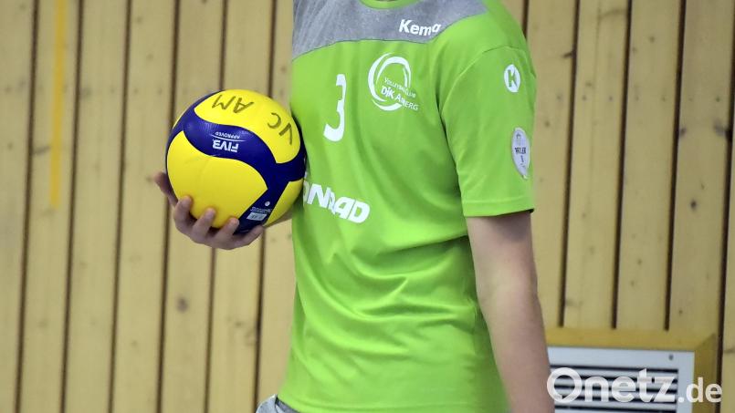 Ein Nachwuchsspieler hält einen Volleyball in der Hand (Symbolbild). In Amberg wird die nordbayerische Meisterschaft der Altersklasse U16 ausgespielt. Symbolbild: Hubert Ziegler