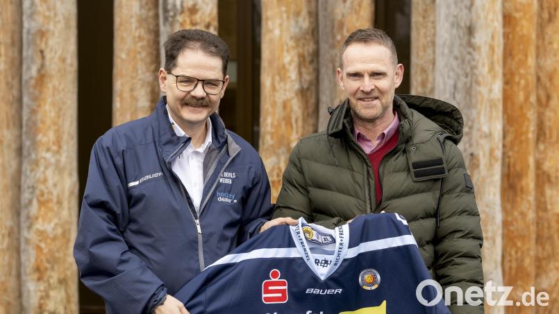 Geschäftsführer Franz Vodermeier (links) freut sich über die Verpflichtung von Jürgen Rumrich als neuen Sportlichen Leiter bei den Blue Devils Weiden. Bild: Blue Devils Weiden