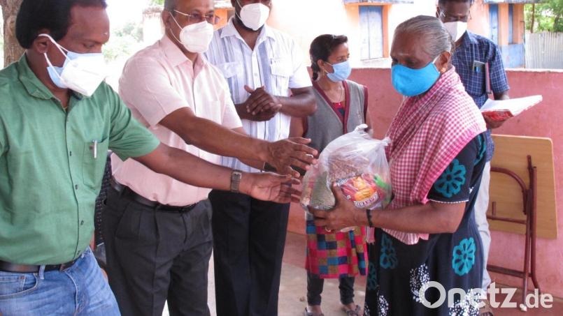 Geistliche bei der Ausgabe von Lebensmittelpaketen an Mütter armer Familien. Mit dabei Pfarrer Irudayaraj Devadass (Zweiter von links). Bild: Hungerhilfe Sivagangai/exb