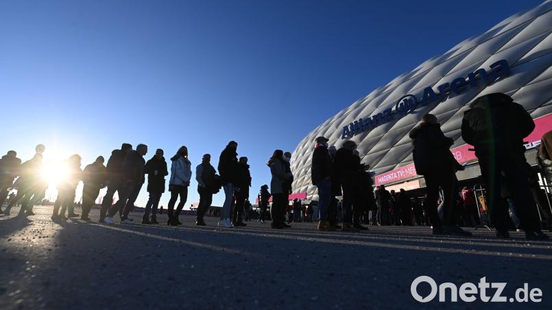 Fans stehen vor der Allianz Arena an. Künftig dürfen wieder mehr Zuschauer ins Stadion. Archivbild: Sven Hoppe