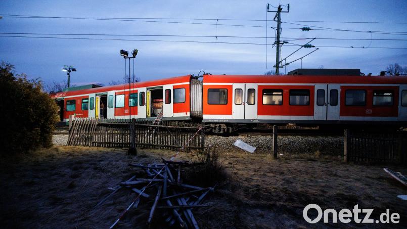Die aufeinander geprallten S-Bahnen stehen an der Unfallstelle. Bild: Matthias Balk/dpa