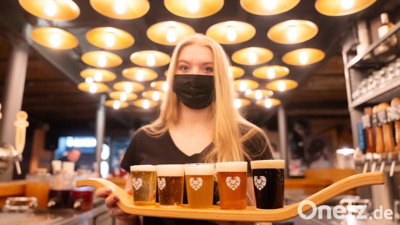 Seit 9. Februar gelten mehrere Corona-Lockerungen: In der Gastronomie gibt es etwa keine Sperrstunde mehr. Symbolbild: Nicolas Armer/dpa