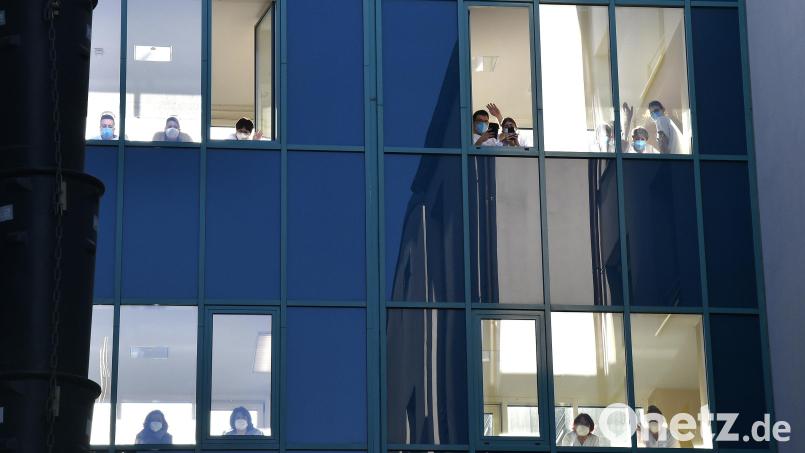 Patienten und Personal waren neugierig: Der Spatenstich mit Ministerpräsident Markus Söder zog viele Blicke auf sich. Bild: Petra Hartl