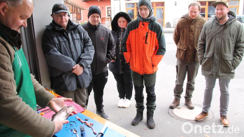 Wolfgang Schwab (links) übte mit den Lehrgangsteilnehmern die waidgerechte Behandlung eines Fischfanges. Bild: dl