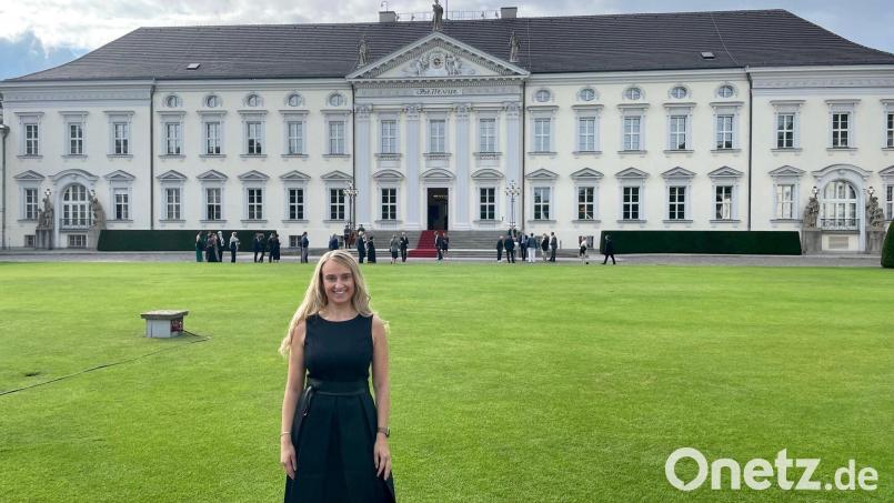 Bundespräsident Frank-Walter Steinmeier lud im Sommer 2021 engagierte Bürger zum Gartenfest in Schloss Bellevue nach Berlin ein. Darunter war auch Michaela Hutzler, Medizinische Direktorin der Kliniken Nordoberpfalz. Bild: Kliniken Nordoberpfalz
