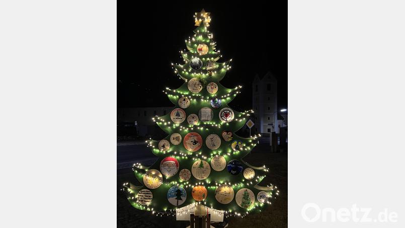 Am Ende waren es so viele Scheiben ("Kugeln") angebracht, dass sie fast nicht mehr alle an den Baum gepasst hätten. Bild: SPD-Ortsverein/exb