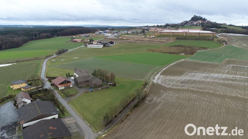 Entlang des Feldweges (rechts) verläuft die Grenze des Flächennutzungsplanes. In Querrichtung führt die Grenze am Ortsteil Theile vorbei und klammert das landwirtschaftliche Anwesen an der GVS Parkstein-Thelle aus. Dann schließt der FNP an das bestehende Gebiet des vorhandenen Bebauungsplanes an. Bild: bey