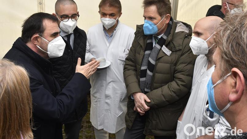 Gesundheitsminister Klaus Holetschek tauschte sich nach dem Spatenstich mit Mitarbeitern des Klinikums St. Marien aus. Bild: Petra Hartl