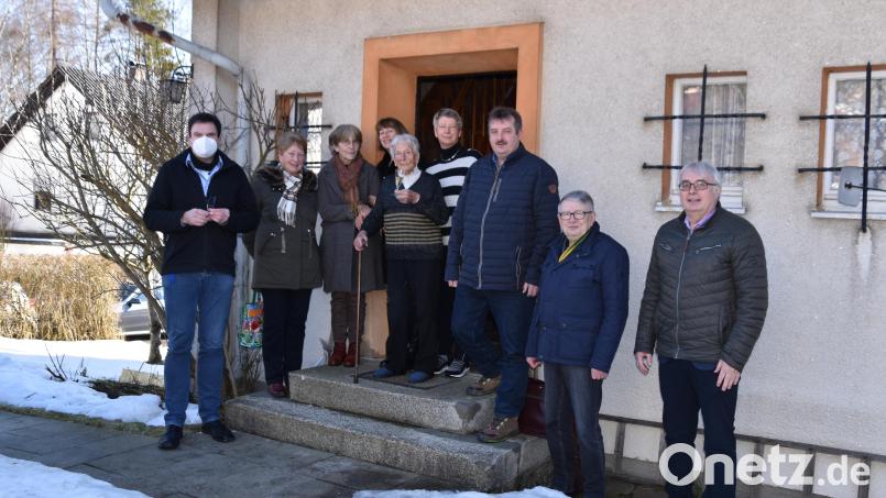 Agil und gut gelaunt nahm Laura Bodensteiner all die Wünsche zum 100. Geburtstag entgegen: Im Bild von links Pfarrer Wolfgang Dietz, Lisbeth Balk (Chor und OWV), Barbara Wirnshofer (Seniorenkreis), Jubilarin Laura Bodensteiner und die beiden Töchter im Hintergrund, Bürgermeister Reinhard Kreuzer, Chorleiter Hubert Reimer und Zweiter Bürgermeister Andreas Hopfner. Bild: Stadt Schönsee/exb