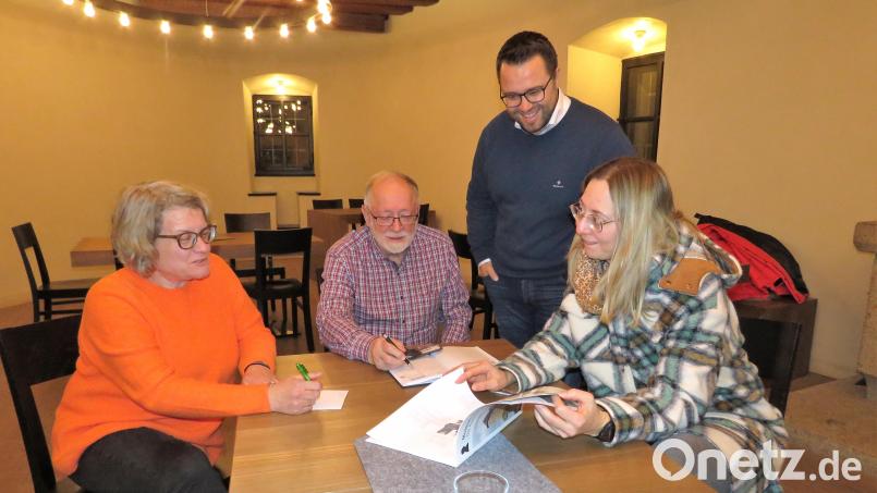 Eva Gibhardt, Forum-Vorsitzender Herbert Bauer, Bürgermeister Matthias Grundler und Burgmanagerin Teresa Würth (von links) sprechen im Rittersaal über die Veranstaltungen des Falkenberger Burgprogramms 2022. Bild: ubb