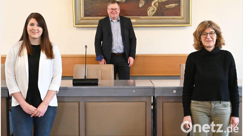 Die bisherige Gleichstellungsbeauftragte der Stadt Amberg, Bärbel Neumüller (rechts) und ihre Nachfolgerin Nadine Gräml zusammen mit Oberbürgermeister Michael Cerny. Bild: Susanne Schwab, Stadt Amberg/exb