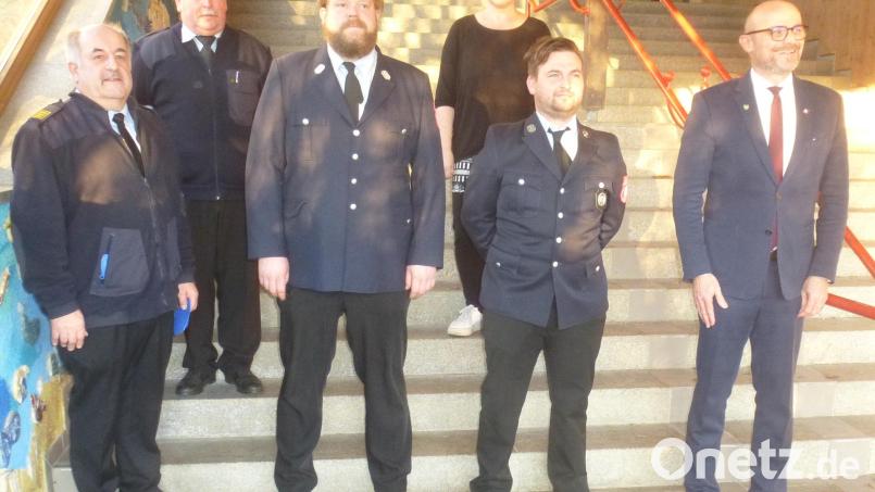 Bei der Feuerwehr Demeldorf mussten die beiden Kommandanten neu gewählt werden. Patrick Meier (Dritter von links) und sein Stellvertreter Thomas Weigl (Fünfter von links) führen ihre Ämter fort. Kreisbrandinspektor Richard Fleck (links) und Kreisbrandmeister Konrad Hoch (Zweiter von links) wurden mit einem Präsent bedacht. Bürgermeister Maximilian Beer (rechts) und Ulrike Voith dankten den Kommandanten zur erneuten Kandidatur. Bild: mad