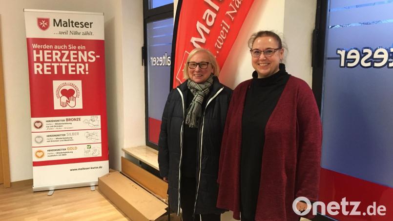 Yvonne Aßmann (rechts), stellvertretende Beauftragte der Malteser für den Kreis Schwandorf und hauptamtliche Leiterin der Erste-Hilfe-Ausbildung freut sich über die eigenen Räume in der Schwandorfer Innenstadt. Ihre Mutter Angela ist in der Seniorengruppe aktiv. Bild: ihl