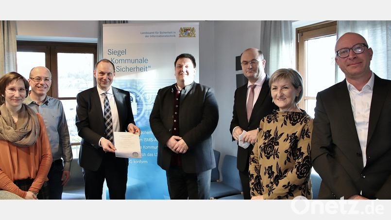 LSI-Präsident Daniel Kleffel (Dritter von links) händigte das Siegel „Kommunale IT-Sicherheit“ an den Fensterbacher Bürgermeister Christian Ziegler (rechts daneben) aus. Bild: Thomas Dobler
