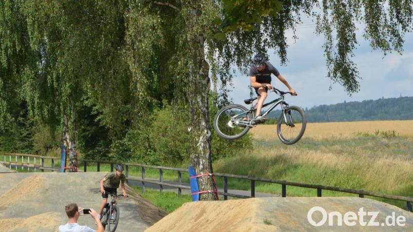 Hochgefühle neben dem Bocklweg: Seit vergangenem Sommer fahren die Vohenstraußer Biker auf den Dirtpark ab. Nun soll auch Weiden eine solche Anlage bekommen. Archivbild: dob