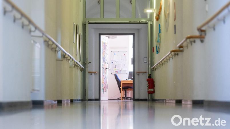 Ein leerer Gang in einer Schule in Straubing. Symbolbild: Armin Weigel/dpa