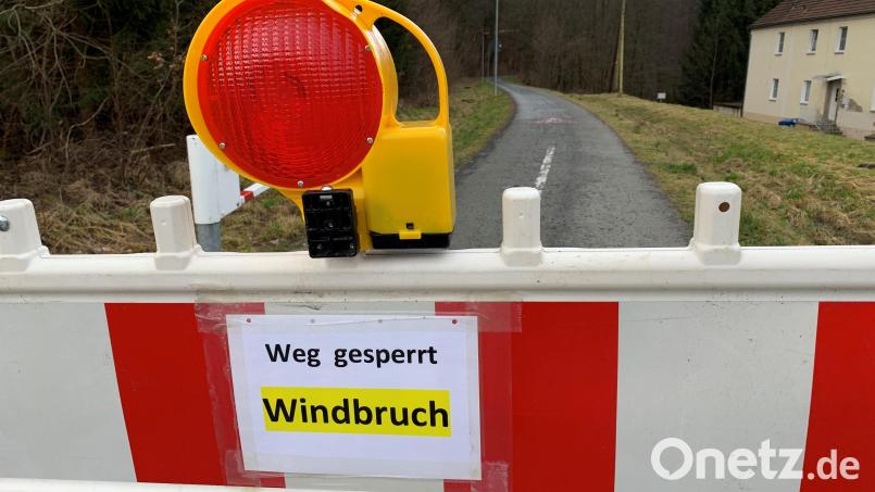 Sturmtief &quot;Ylenia&quot; bringt den Straßenverkehr in der Oberpfalz durcheinander. Seit den frühen Morgenstunden fegen orkanartige Böen durch Bayern. Der Bocklradweg ist in Neustadt gesperrt. Bild: Gabi Schönberger