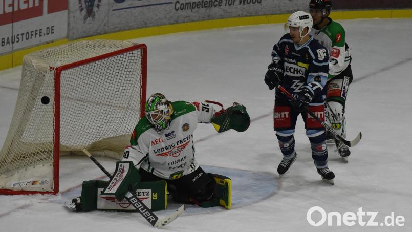 Die Blue Devils empfangen am Freitag den Höchstadter EC und treten am Sonntag beim EC Peiting an. Das Bild zeigt eine Szene aus dem ersten Heimspiel gegen Höchstadt, das die Weidener im Oktober 2021 mit 7:4 gewannen. Archivbild: gb
