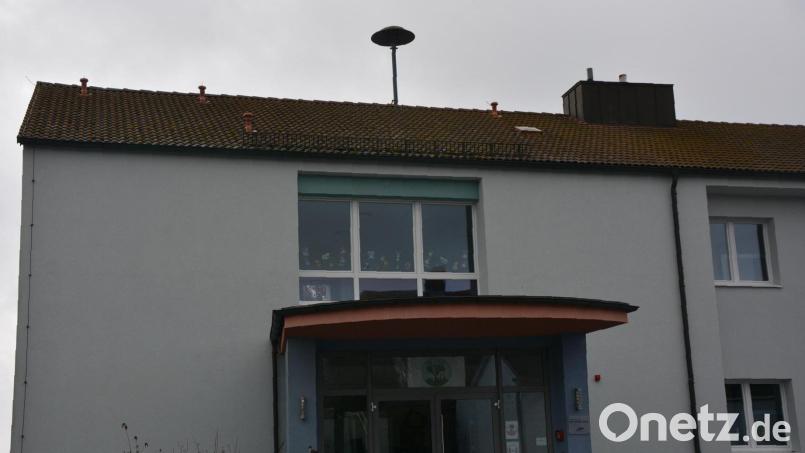 Eine der bestehenden Sirenen in Konnersreuth befindet sich auf dem Dach der Grundschule. Bild: jr