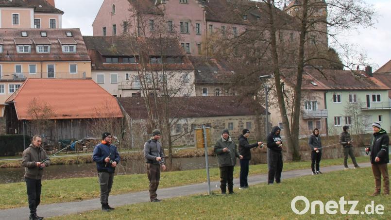 Beim Werfen kommt es auf die Technik an: Die Lehrgangsteilnehmer übten mit den Ausbildern Reiner Wolfrath (Vierter von links) und Siegfried Dörner (rechts) im Freizeitpark. Bild: dl