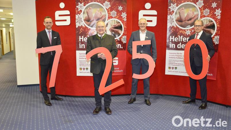 Über 7.250 Euro freuten sich Franz Georg Fröhler (Zweiter von links) mit Vorstandsvorsitzendem Thomas Pickel, Vorstandsmitglied Alexander Düssil und Stiftungsexperten Edgar Rauch. Bild: Kathrin Schmidt/exb