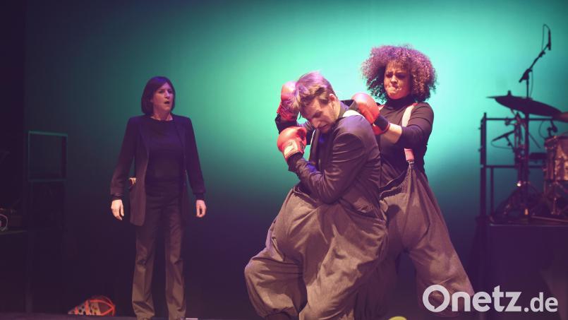 Fragwürdiger Stil: Die Boxchampions Kurt Känga (Johannes Lukas) und Regina Ruh (Mona Fischer) behaken sich beuteltiermäßig. Die Ringrichterin (Claudia Lohmann, links) staunt. Bild: Tobias Schwarzmeier