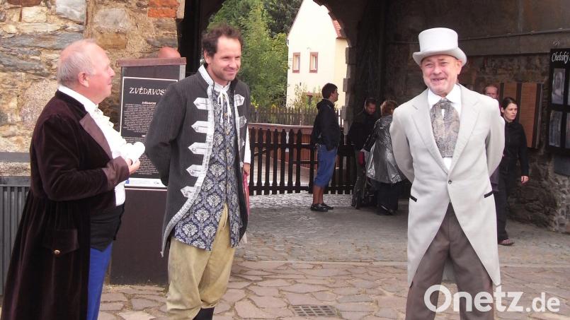 Ein Schauspieler des Westböhmischen Theaters in der Rolle des Johann Wolfgang von Goethe (rechts) bei der Besichtigung der Egerer Burg. Bild: gjb