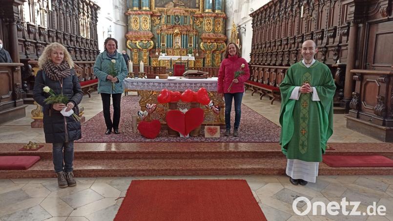 Petra Lindner, Sabine Feuerer und Barbara Bachmann (v.l.) brachten sich jahrelang in das Familiengottesdienst-Team der Pfarrei St. Georg ein. Jetzt wurden sie von Kaplan Florian Rein ( r.) verabschiedet. Bild: ads