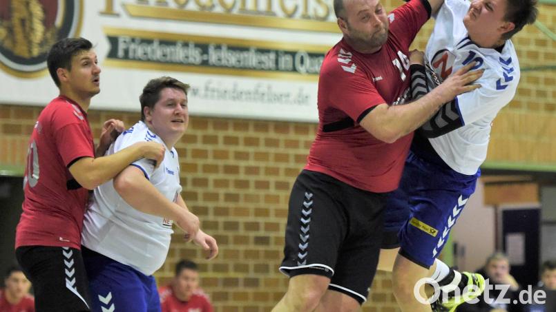 Die Handballer des HC Weiden (weiße Trikots) wollen in ihrem ersten Punktspiel in 2022 gegen den HC Tirschenreuth einen Sieg landen. Bild: Gerhard Büttner