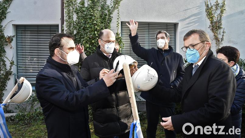 Klinik-Vorstand Manfred Wendl (rechts) konnte mit (von links) Gesundheitsminister Klaus Holetschek, Finanzminister Albert Füracker und Ministerpräsident Markus Söder viel Politikprominenz begrüßen. Bild: Petra Hartl