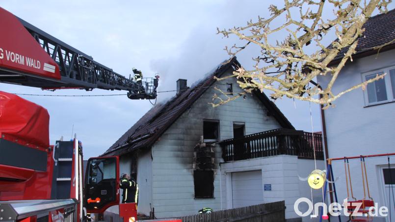 Bei diesem Wohnhausbrand im April 2021 in Eigelsberg, kam die Drehleiter der Nachbarfeuerwehr Neunburg vorm Wald zum Einsatz. In etwa einem Jahr wird auch die Stützpunktwehr Oberviechtach damit ausgerüstet sein. Archivbild: frd