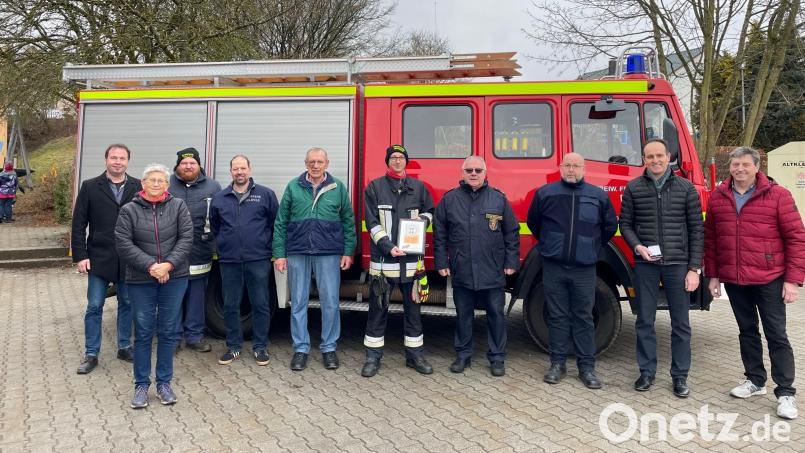 Bei der Übergabe des alten Löschgruppenfahrzeugs der Feuerwehr Edelsfeld an Vertreter des Landesfeuerwehrverbands Rheinland-Pfalz (von links): Stefan Haas, Elisabeth Dehling, Walter Pilhofer, Alexander Luber, Franz Schuster (ehemaliger Kommandant der Feuerwehr Edelsfeld), Markus Luber (Kommandant), Peter Gerhards (Vizepräsident des Landesfeuerwehrverbands Rheinland-Pfalz), Norbert Wölfert (Landesfeuerwehrverband) sowie Bürgermeister Hans-Jürgen Strehl und Zweiter Bürgermeister Hans Klann. Bild: lei