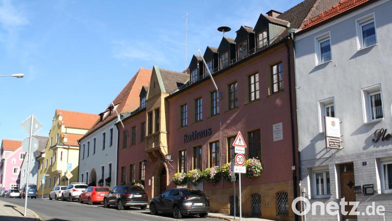Personell wie technisch will die Verwaltungsgemeinschaft (VG) Pressath auch weiterhin ihren Ehrgeiz daran setzen, hinter den gut 85 Jahre alten Rathausmauern den Bürgern die Leistungen einer zukunftsfähigen Verwaltung zu sichern. Ohne den Teamgeist zwischen den Mitgliedsgemeinden und fortwährende Investitionen sei das aber nicht zu schaffen, betonte VG-Vorsitzender Bernhard Stangl. Bild: bjp