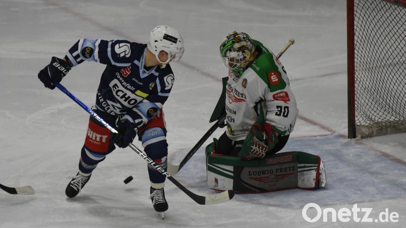 Die Blue Devils besiegten am Freitag den Höchstadter EC mit 4:2. Hier lauert Edgars Homjakovs vor dem Kasten von Gästekeeper Benjamin Dirksen. Bild: gb