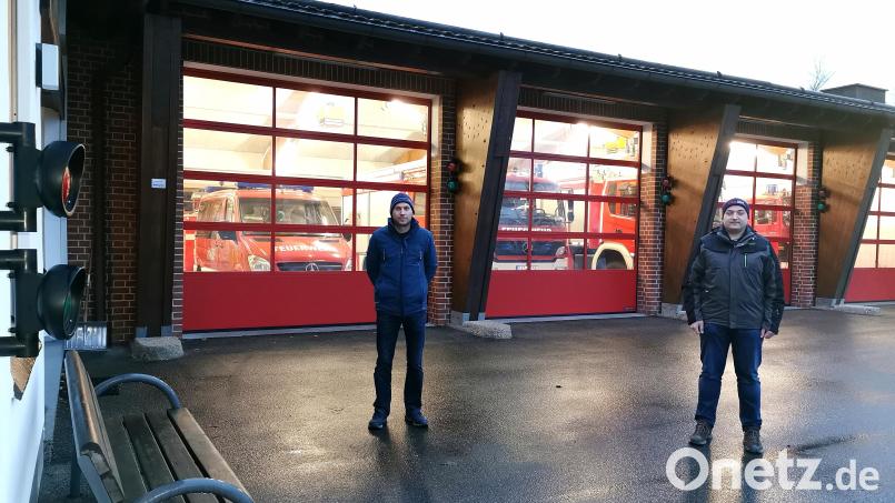 Die beiden Kommandanten der Feuerwehr Oberviechtach freuen sich auf das Drehleiterfahrzeug. Der Stellplatz im Gerätehaus ist dafür schon festgelegt. Bild: Portner