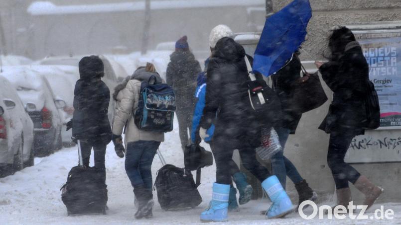 Damit die Schüler auf dem Schulweg nicht zu Schaden kommen, öffneten viele Schulen in der Oberpfalz erst gar nicht. Stattdessen wird Distanzunterricht angeboten. Symbolbild: Frank Leonhardt