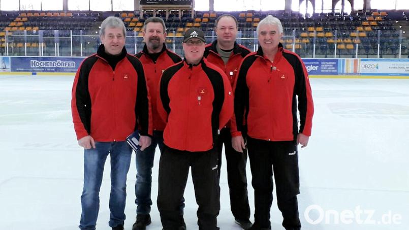 Stolze Mienen: Die siegreiche Mannschaft des ESV Lampenricht-Gleiritsch. Im Bild von links Michael Zinkl, Hans Zinkl, Christian Bauer, Norbert Zeus und Hans Bayerl. Bild: akp