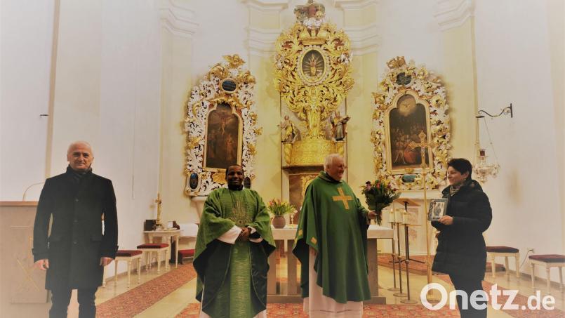 Die Mesnerin Roswitha Fürtsch erhielt von Pfarrer Erwin Bauer im Beisein von Pfarrvikar Bazir und Kirchenrat Anton Hochwart zum Abschied ein Hinterglasbild und Blumen. Bild: gz