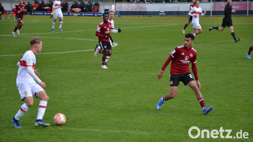 Nathaniel Brown (rechts) im Spitzenspiel der Jugend-Bundesliga gegen den VfB Stuttgart. Der Club verlor mit 0:2. Bild: mr
