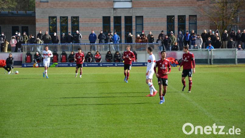 Nathaniel Brown (Zweiter von rechts) im Spiel gegen den VfB Stuttgart. Bild: mr