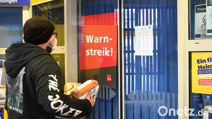 Postkunden können derzeit keine Pakte aufgeben und abholen. Die Postbankfiliale in Weiden streikt. Bild: Gabi Schönberger