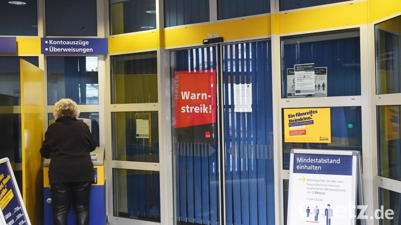 Dienstleistungen bei der Bank und der Post können momentan nicht in Anspruch genommen werden. Bild: Gabi Schönberger