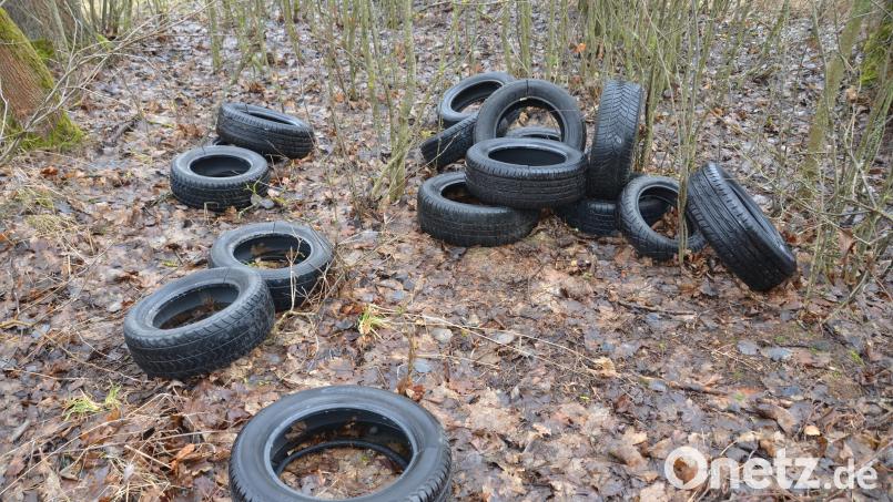 Unglaublich. Ein Autobesitzer hat seine alten Reifen einfach in einem kleinen Waldstück bei Trasgschieß entsorgt. Bild: dob