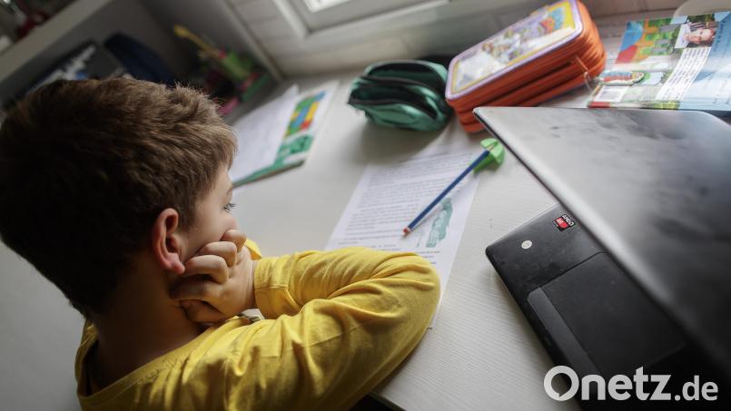 Obwohl die Schule am Donnerstag eigentlich ausgefallen ist, kommen die Schüler um das Lernen nicht herum - der Distanzunterricht macht es möglich. Symbolbild: Eduardo Parra