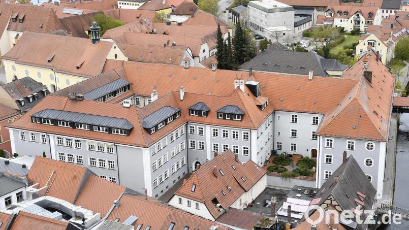 Der Blick vom Turm der Basilika St. Martin auf die Dr.-Johanna-Decker-Schulen. Bild: Petra Hartl