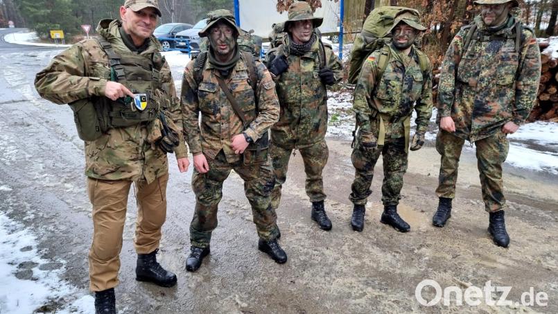 Oberstleutnant d. R. Thomas Baldauf (links) und die Teilnehmer des Orientierungsmarsches mussten eine 4,9 Kilometer lange Strecke bewältigen. Bild: Melanie Gleich