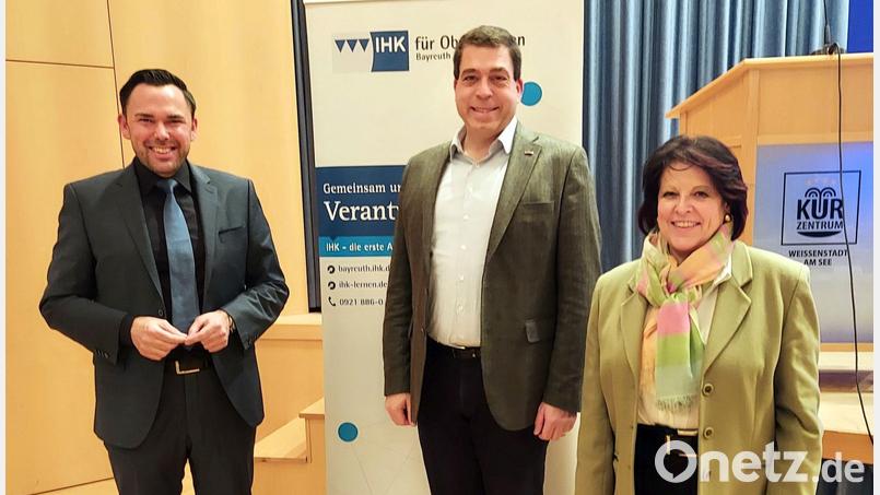 Neuer Vorsitzender des IHK-Gremiums Marktredwitz/Selb ist Dr. Roman Pausch (Mitte). IHK-Hauptgeschäftsführerin Gabriele Hohenner (rechts) und Robert Göpel (links), Geschäftsführer des IHK-Gremiums Marktredwitz/Selb, gehörten zu den ersten Gratulanten. Bild: IHK Marktredwitz-Selb/exb